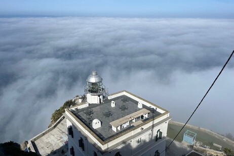 La belleza de la naturaleza. El Faro de Punta Imperatore abrazado por la niebla