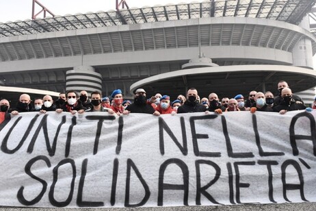 Fanáticos de Inter y Milan unidos en gesto solidario