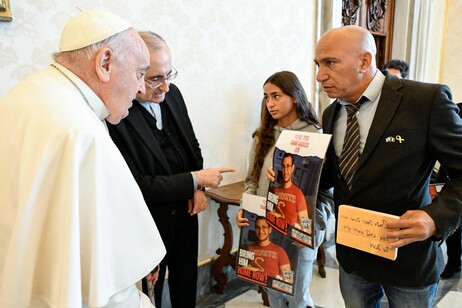 Familiares de los rehenes fueron recibidos por el Papa.