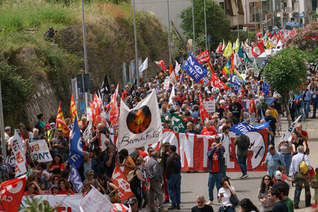 In migliaia a manifestazione No Ponte a Villa San Giovanni