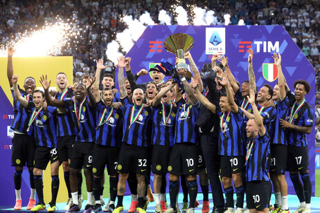El festejo del Inter con el trofeo de la Serie A