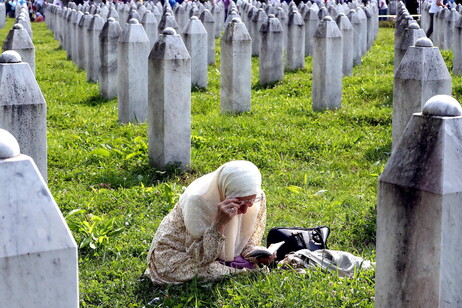 Una mujer serbio-bosnia reza en el Memorial y Cementerio de Srebrenica.