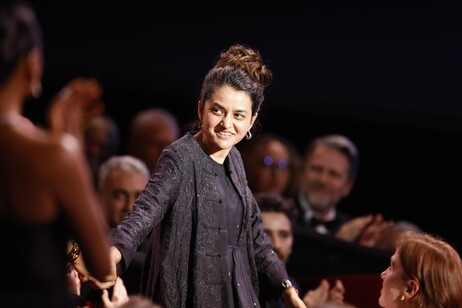 Una emocionada Payal Kappadia durante el cierre de la 77 edición del Festival de Cannes.