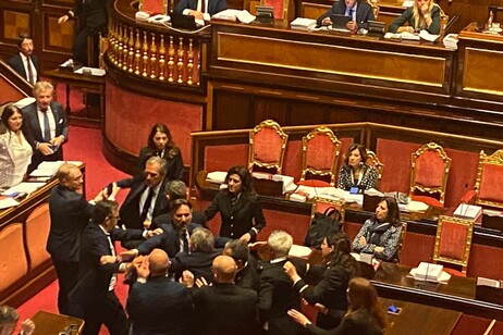 Asesores y otros legisladores se interponen entre Mania y Croatti.