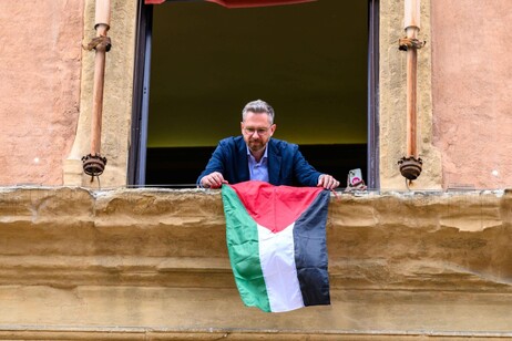 Bolonia con Palestina, exhibe bandera en comuna