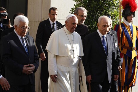 El Papa Francisco, junto a Shimon Peres y Mahmoud Abba, hace 10 años en el Vaticano