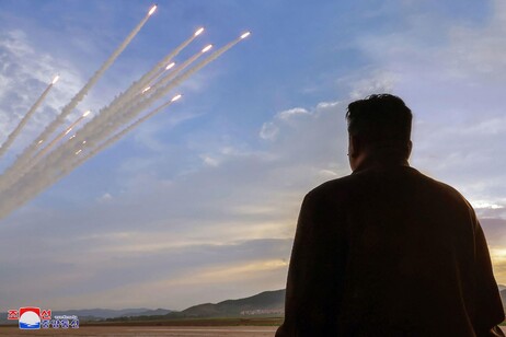 El presidente de Corea del Norte, Kim Jong Un, observa el lanzamiento de misiles balísticos