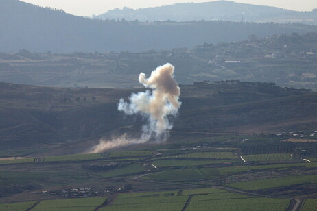 Aviones israelíes bombardearon la base en territorio sirio.