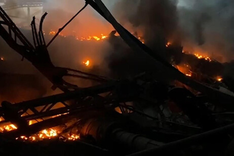 Bomberos intentan controlar el fuego tras ataques rusos a instalaciones de energía en Zaporiyia.