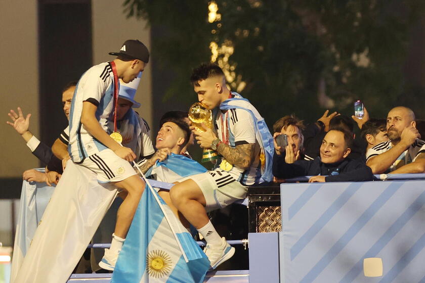 Lautaro Martínez besa la copa y siguen los festejos del plantel argentino