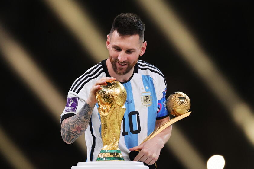 Lionel Messi acaricia la copa y sonríe