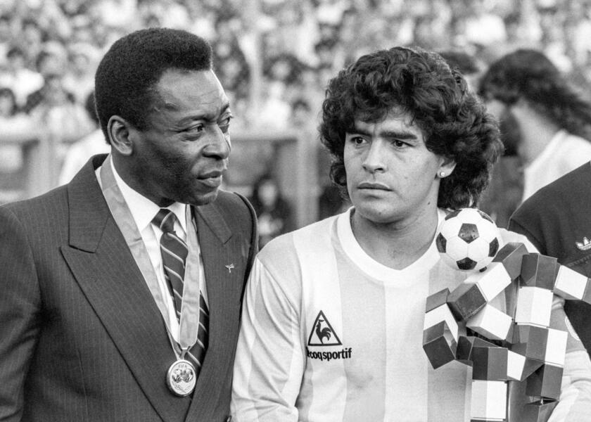 La leyenda del fútbol brasileño Pelé con el astro argentino Diego Maradona  durante el partido entre Italia y Argentina en Zúrich, Suiza, el 10 de junio de 1987.