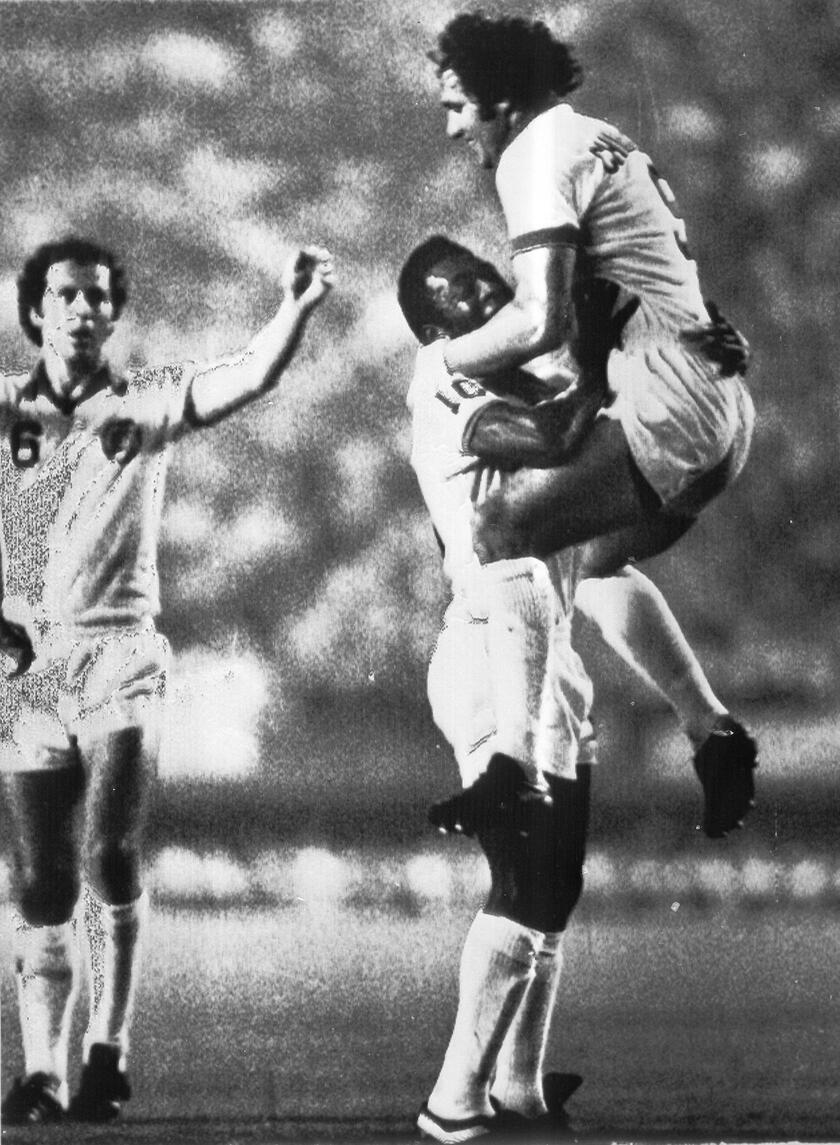Cosmos de Nueva York vs Japón. En la foto, Beckenbauer, Chinaglia y Pelé -Tokio, 14 de septiembre de 1977.