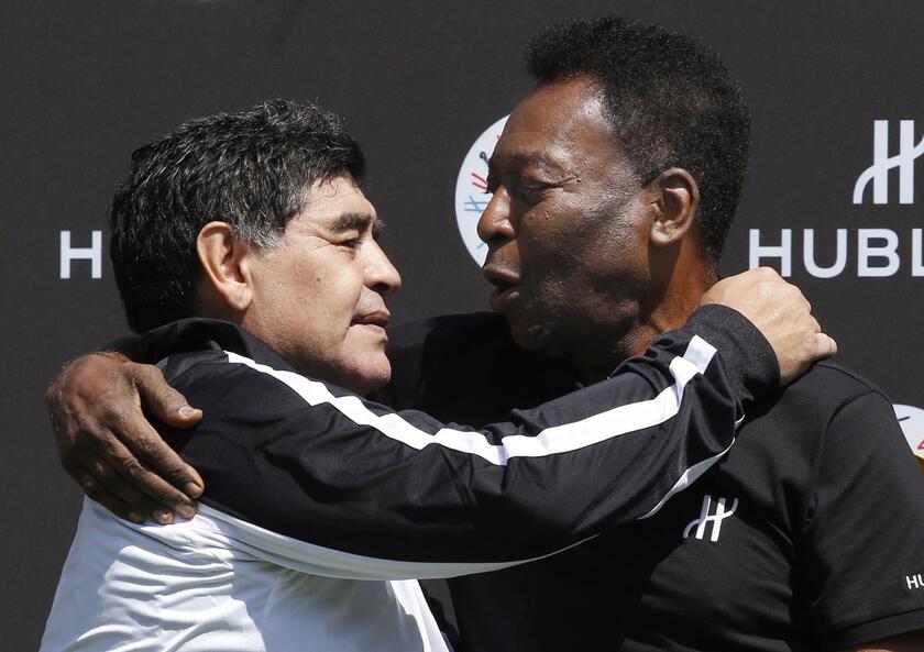 Pelé y el astro argentino, Diego Maradona.