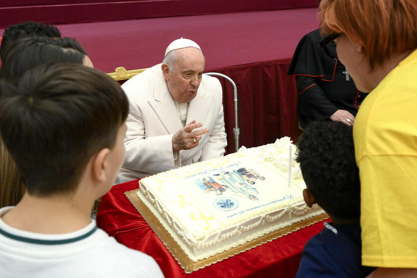 Niños rodean al Papa y miran el gran pastel de cumpleaños (ANSA)