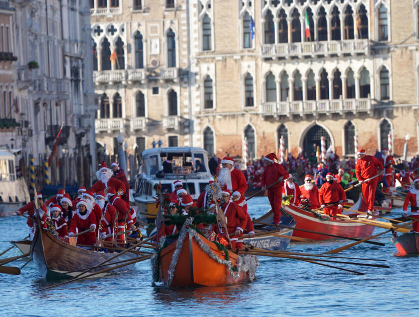La tradicional regata navideña en Venecia (ANSA)