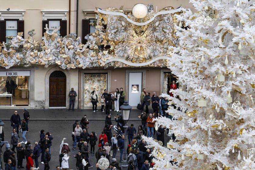 Un árbol navideño en una calle del centro de Roma (ANSA)
