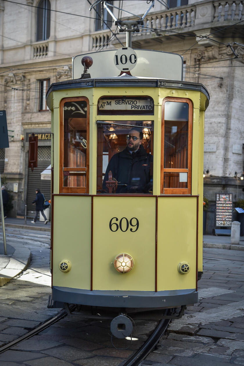 El tranvía histórico de Milán en via Cant (ANSA)