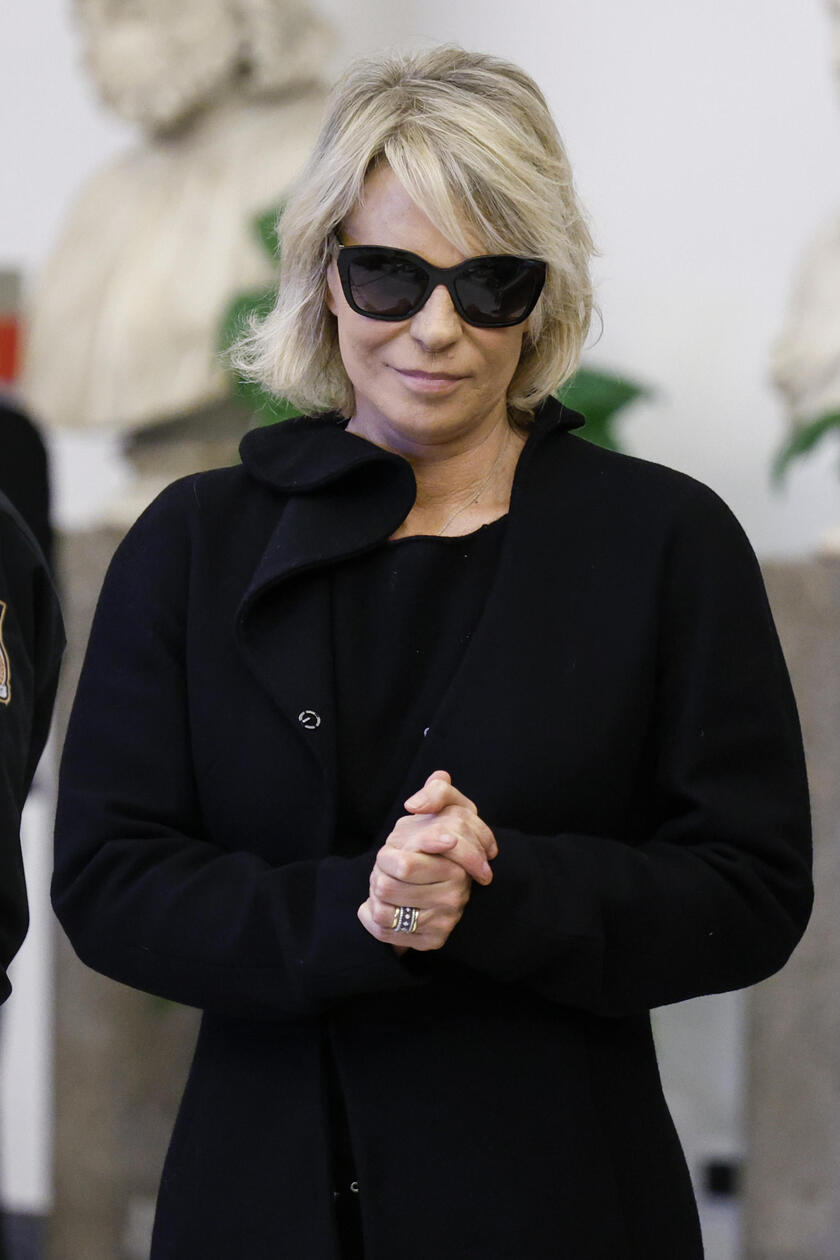 La presentadora de televisión Maria De Filippi en el funeral