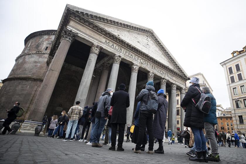 La gente hace fila para visitar el Panteon