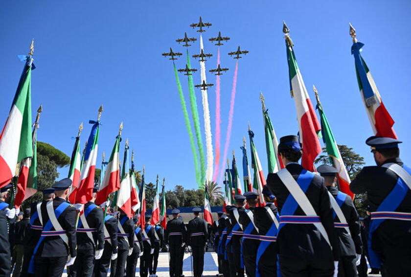 Los colores de la bandera italiana en el cielo (ANSA)