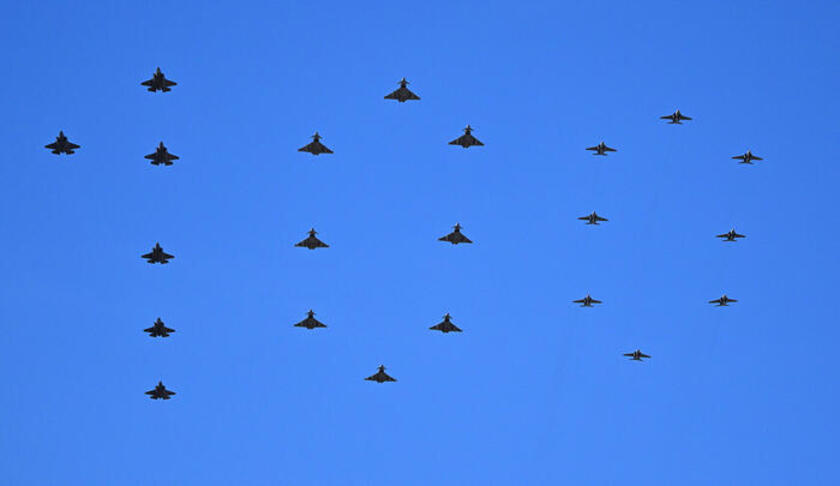 Aviones forman en número "100" en honor al centenario de la Fuerza Aérea italiana (ANSA)