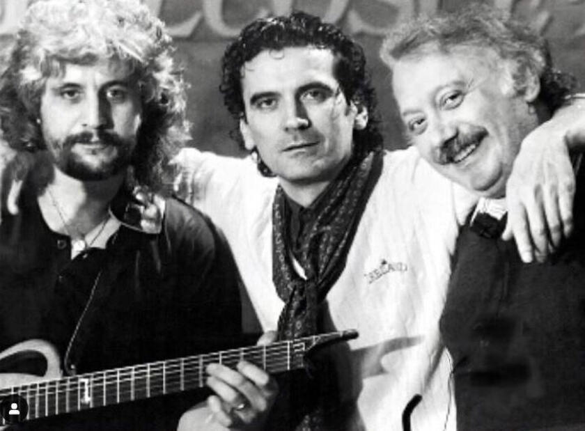 Gianni Minà , en 1992, junto al músico Pino Daniele y el actor Massimo Troisi (ANSA)