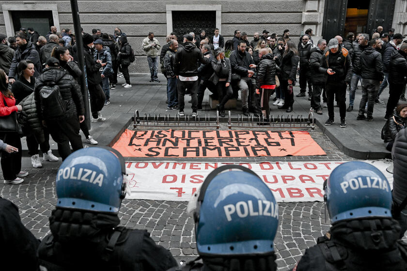La protesta tiene lugar en la plaza de Nápoles (ANSA)