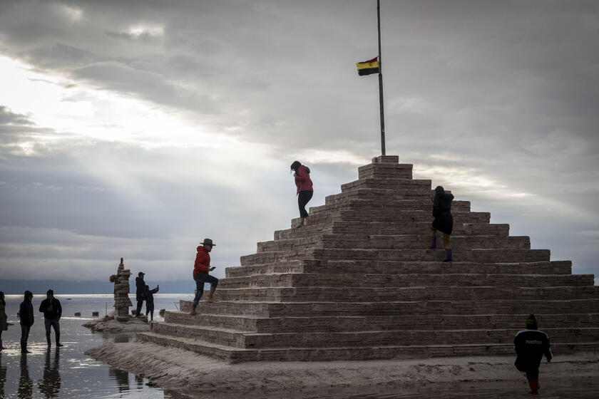 Turistas reciben el Año Nuevo en el espejo natural más grande del mundo en Bolivia (ANSA)