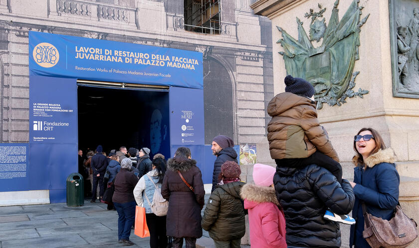 Turistas hacen fila para visitar museos en Turín, Italia (ANSA)