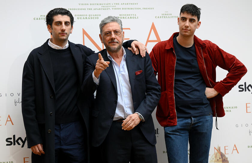 Elenco del film "Enea" posa para una sesión de fotos antes del estreno en Roma (ANSA)
