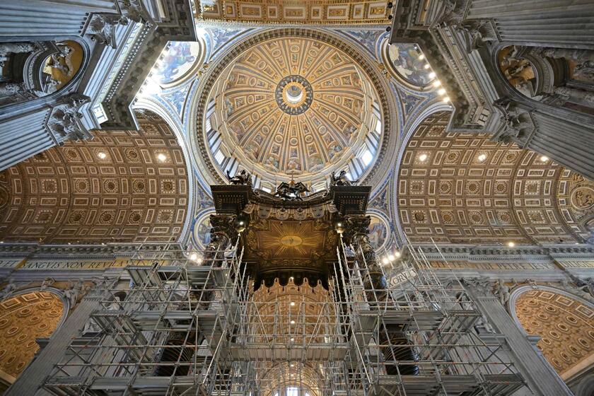 Restauración del baldaquino de la Basílica de San Pedro )ANSA)
