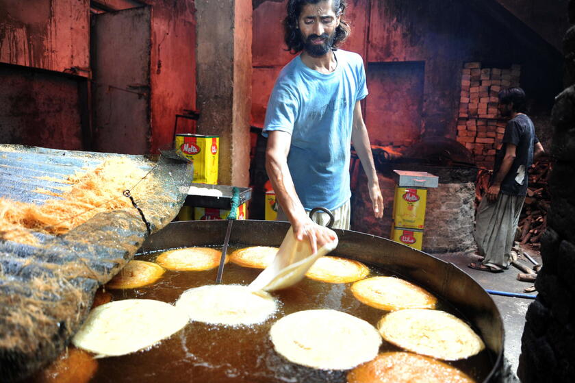 Vendedor de pasteles en Pakistán (ANSA)