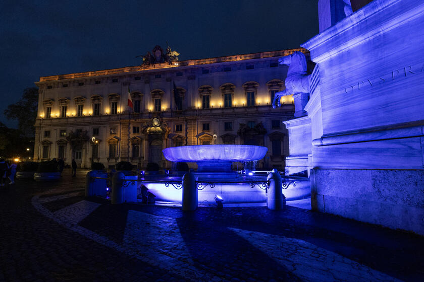 La Fontana dei Dioscuri, iluminada de azul (ANSA)