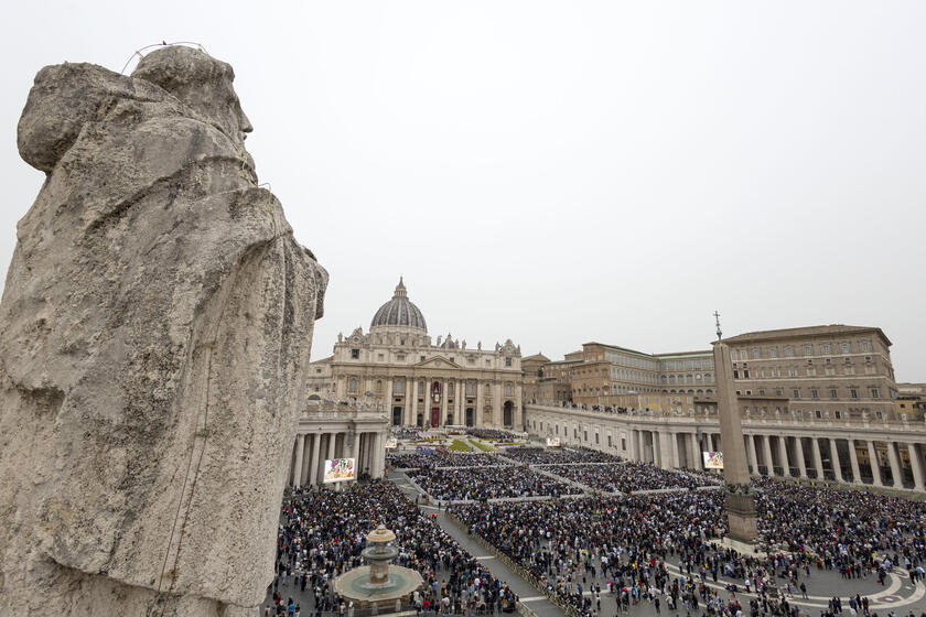 Unos 60 mil fieles en la plaza San Pedro el domingo de Pascua