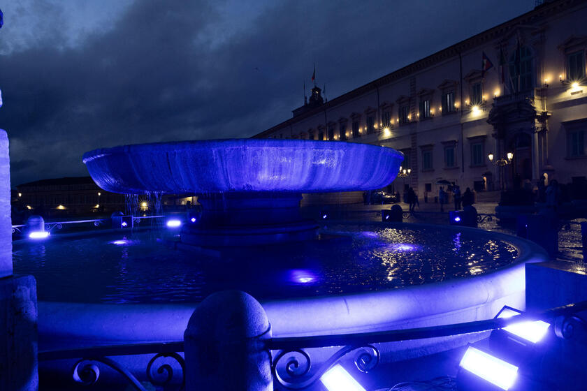 La Fontana dei Dioscuri, iluminada de azul (ANSA)