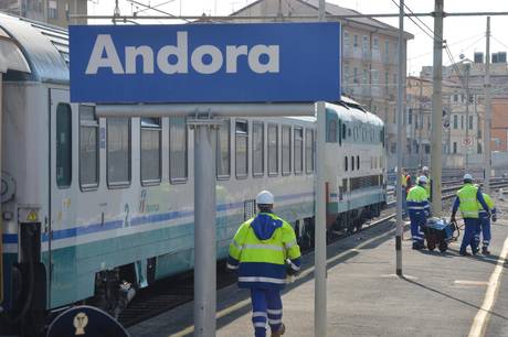 Treno deragliato:locomotore e vagone in stazione Andora