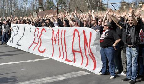 Calcio: Milan, protesta ultr davanti San Siro
