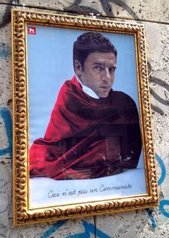 Street artist crea quadri con foto politici su muri Milano