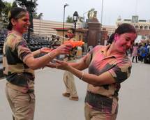 Soldati indiani sparano colori per Holi Festival