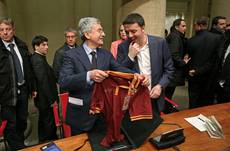 D'Alema regala a Renzi maglia Totti