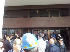 Operai Alcoa protestano davanti Regione
