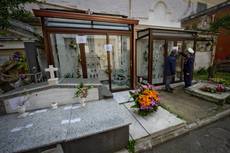 Napoli: abusi in cimitero, una veranda tra le tombe