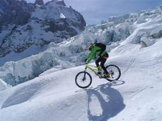 In mountain bike giu' lungo la Vallee blanche