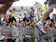 A Roma maratona sotto la pioggia