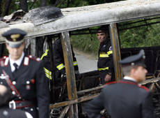 Autobus calciatori distrutto da fiamme