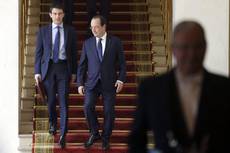 Valls in aula per fiducia tra fischi