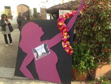 A Milano fiori contro violenza donne