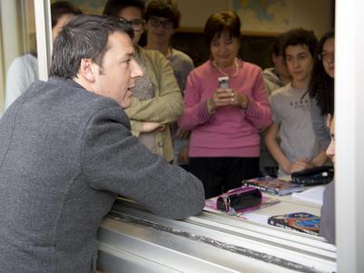 Matteo Renzi durante la visita nella scuola media Coletti a Treviso