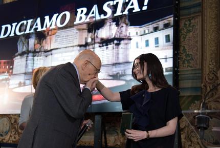 Il baciamano di Giorgio Napolitano a Lucia Annibali